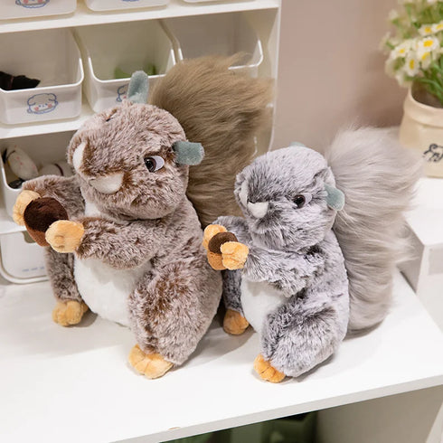 Eichhörnchen Kuscheltier mit Nuss