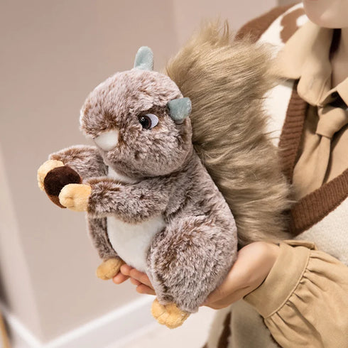 Eichhörnchen Kuscheltier mit Nuss