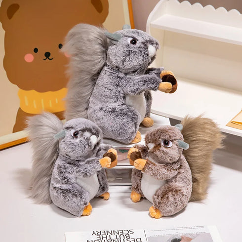 Eichhörnchen Kuscheltier mit Nuss