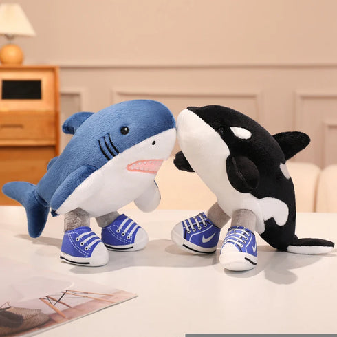 Hai Kuscheltier mit Turnschuhen