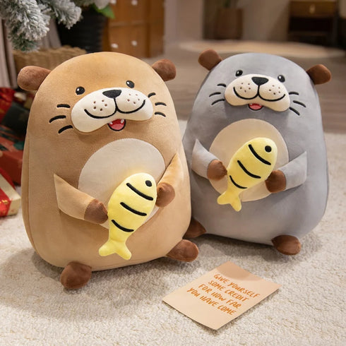Kuscheltier Otter mit Fisch