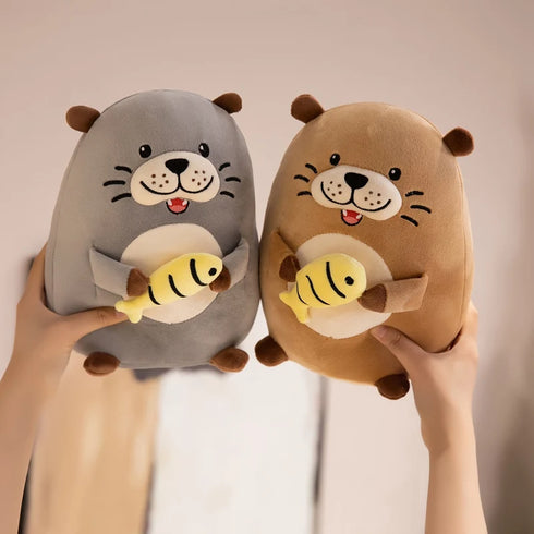 Kuscheltier Otter mit Fisch